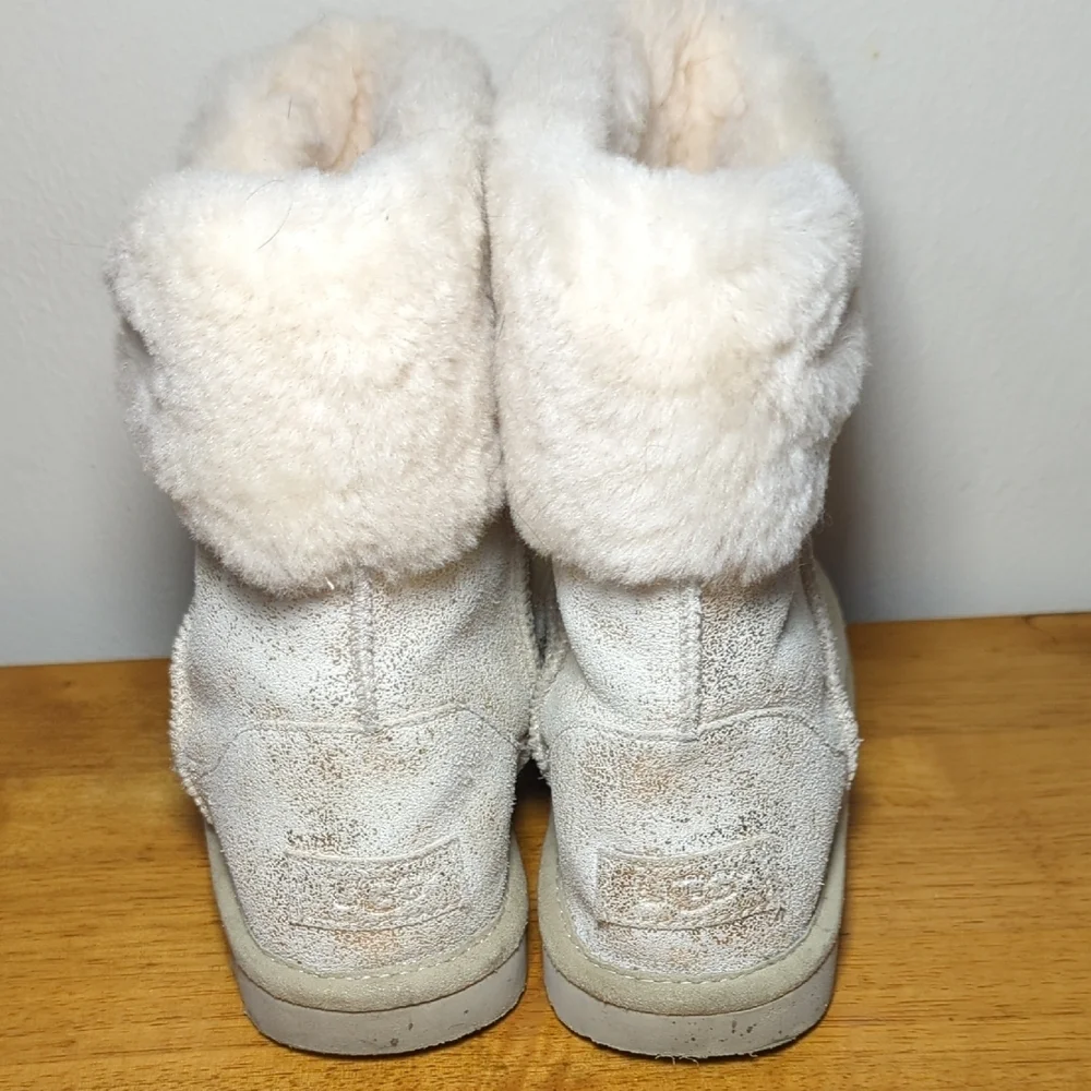 Ugg Kids Ramona Classic II Metallic Boot Silver + Cream Faux Fur Girls Size 3
